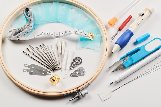 zestaw narzędzi do haftu z muliną i igłą