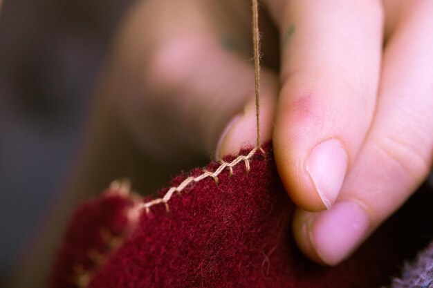 ręcznie haftowany detal na tkaninie